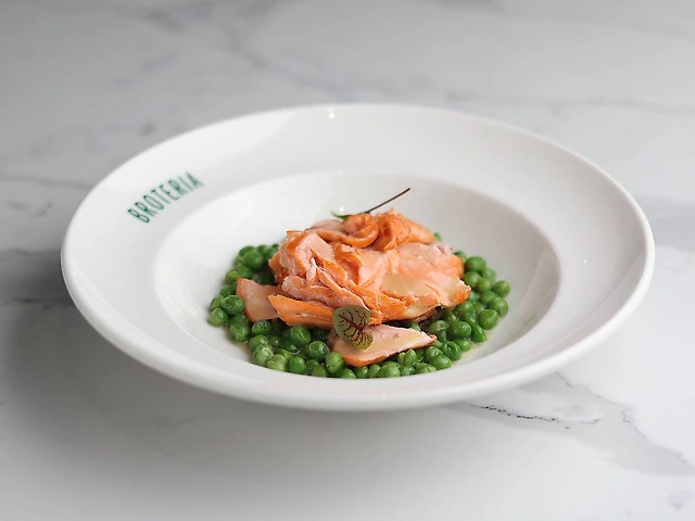 Рвана форель із соусом берблан