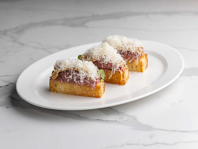 Тартар з соусом айолі чорізо