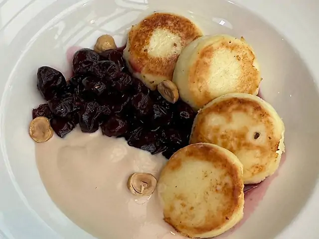 Сирники з вишнею та ряженкою