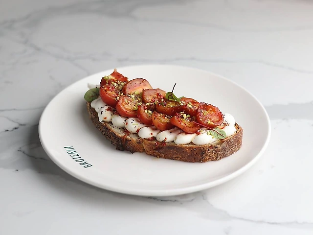 Тост з томатами та лабне