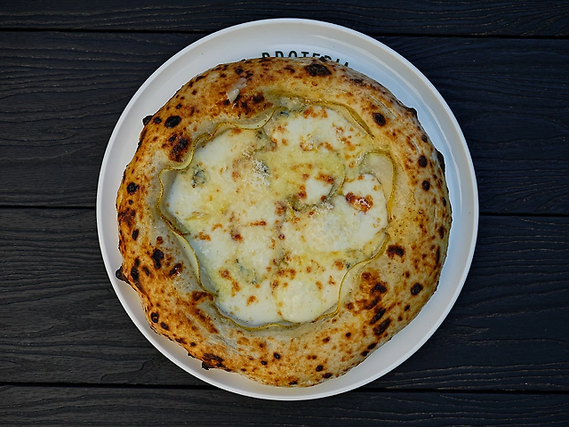 Чотири сира з грушею