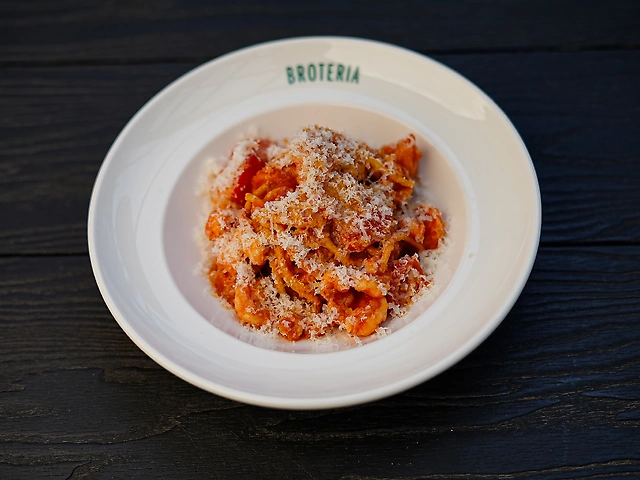 Спагеті з креветкою та томатами