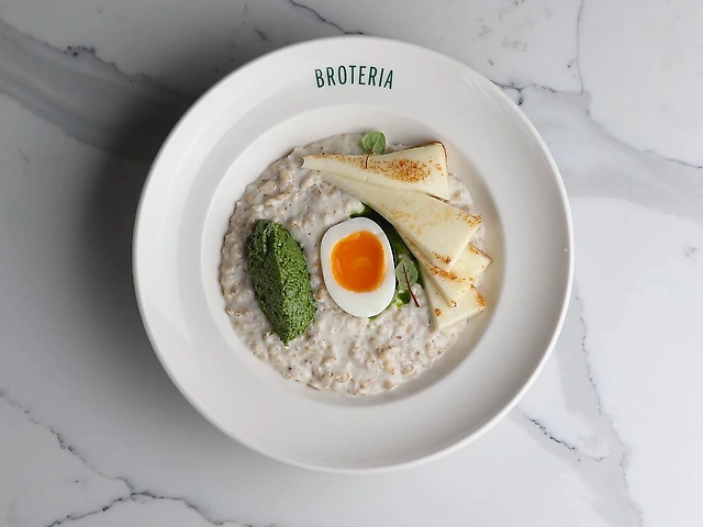 Вівсянка з халумі та песто