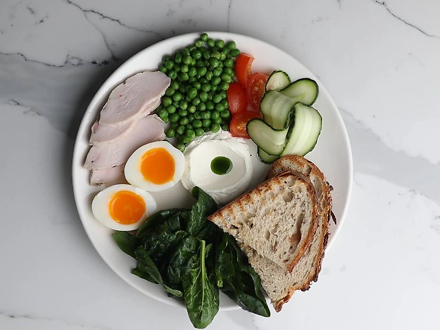 Збірний сніданок з із горошком та курочкою