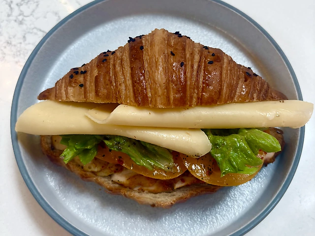 Круасан Chicken + Сир + Трюфельний песто