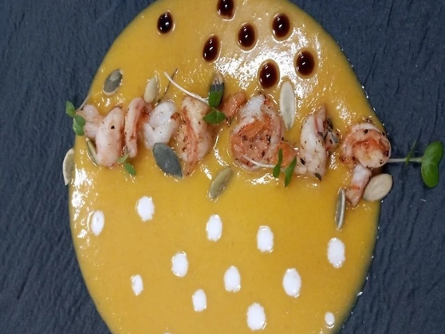 Гарбузовий каррі крем-суп з креветками
