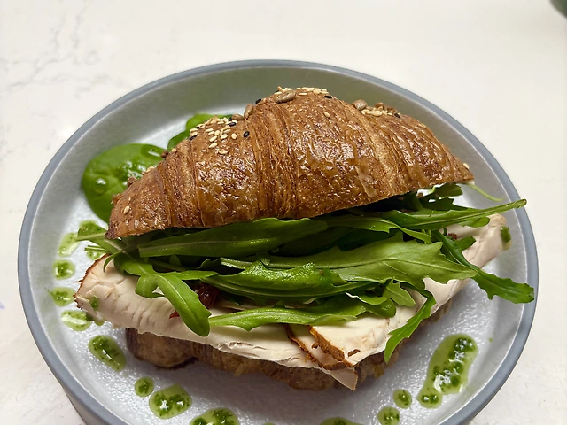 СПЕЛЬТОВИЙ КРУАСАН ПАСТРАМІ з ІНДИЧКИ-БУРРАТА