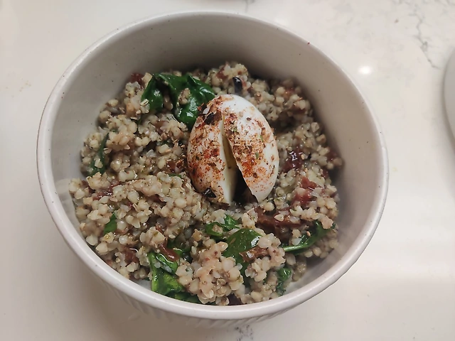 Зелена Гречка з Вʼяленими  томатами, Бебі Шпінатом Базиліком, Яйце  7 хв Ада Пашот на вибір