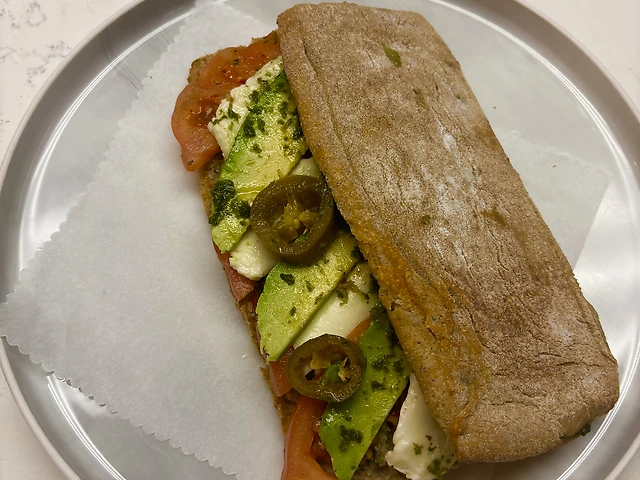 Sandwich Avokado & Caprese