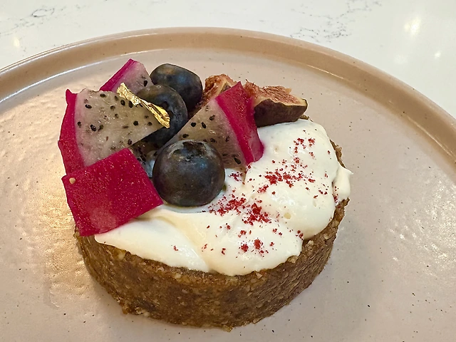 Безглютеновий тарт з сезонними ягодами і легким кремом маскарпоне