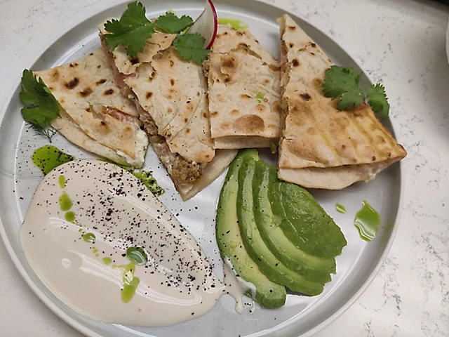 Quesadilla з куркою, моцарелою, помідорами.