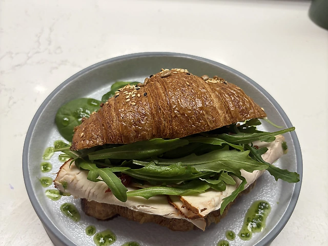 ЦІЛЬНОЗЕРНОВИЙ КРУАСАН ПАСТРАМІ з ІНДИЧКИ-БУРРАТА-В` ЯЛЕНІ ТОМАТИ