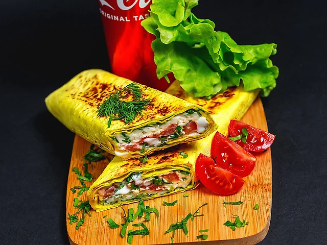 СУЛУГУНІ ЗІ СВИНИНОЮ: .