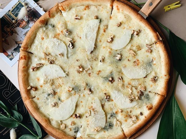 Піца Чотири сири з грушею