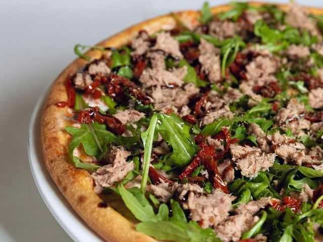 Піца Тунець та вялені томати