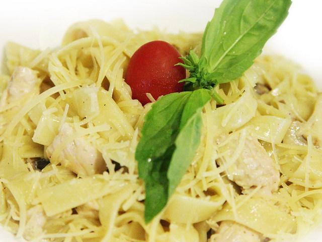 Феттучіні з куркою та грибами