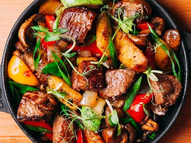 Сковорідка зі свининою, печерицями та чері