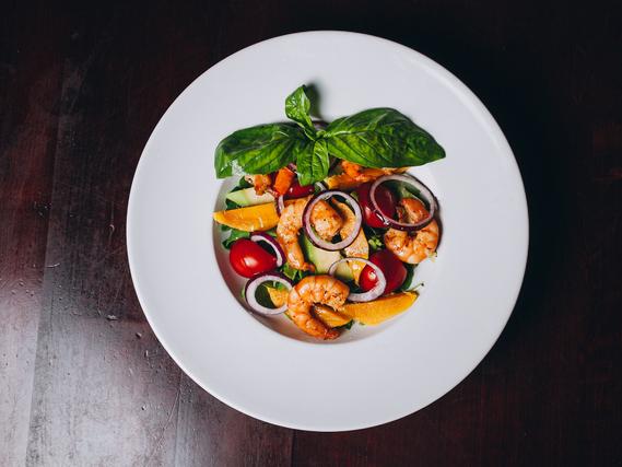 Салат з авокадо, манго та тигровими креветками