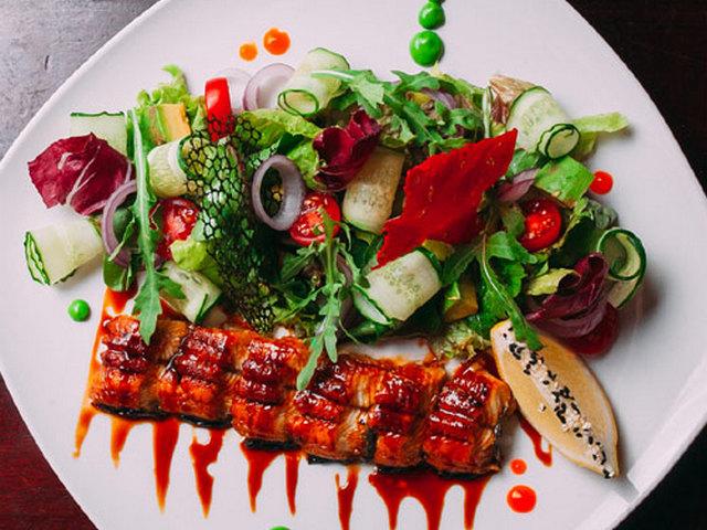 Салат з копченим вуграм та авокадо