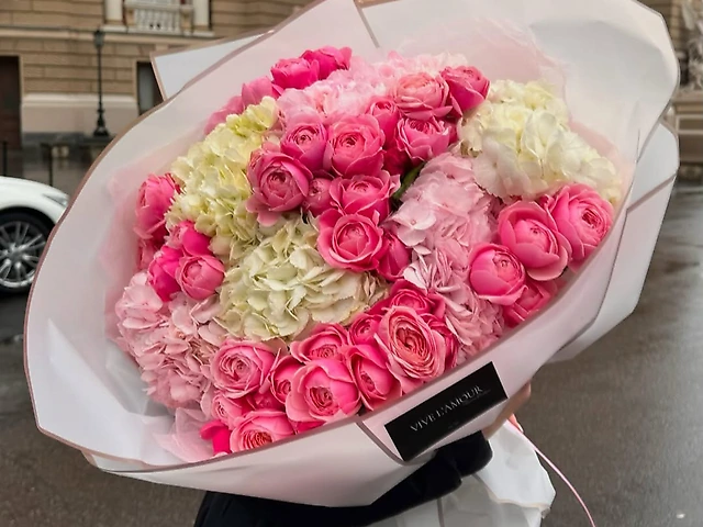 Мікс з кущовою трояндою та гортензіями