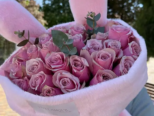 31 рожева троянда в пухнастому оформленні