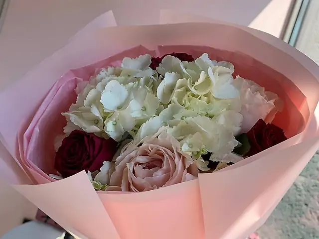 Невеликий мікс з гортензією