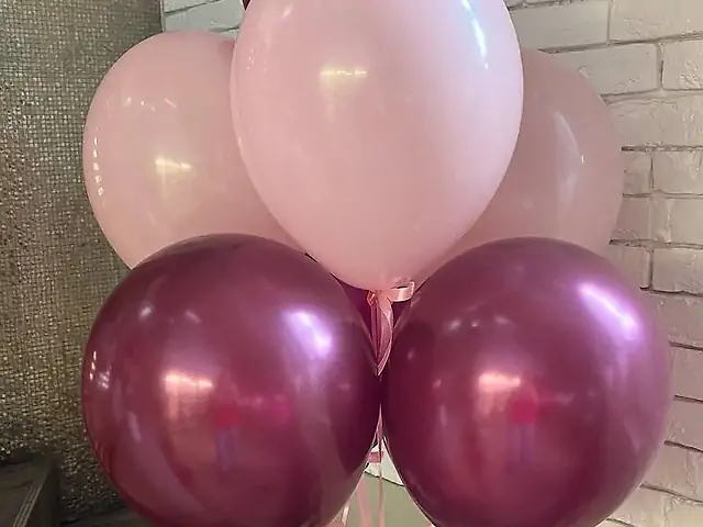 7 ніжно-рожевих та бургундія кульок