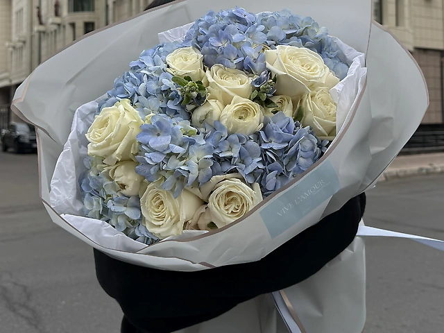 Блакитні гортензії та біла троянда