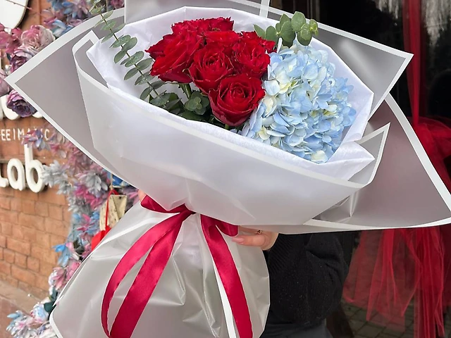 Мікс червоної троянди та гортензії