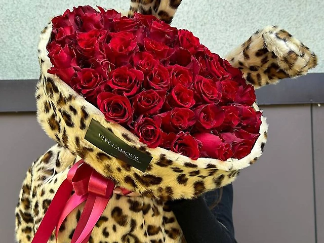 Леопардовий зайчик з 51 червоною трояндою