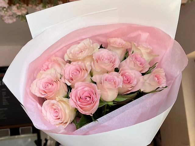 13 рожевих троянд