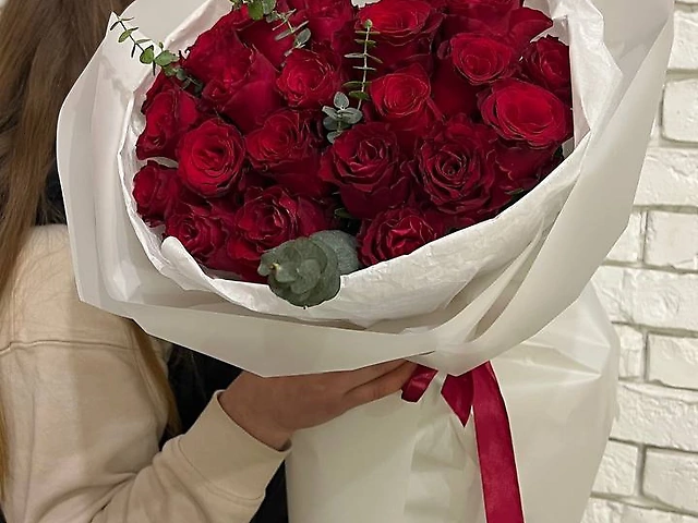 25 червоних троянд та евкаліпт