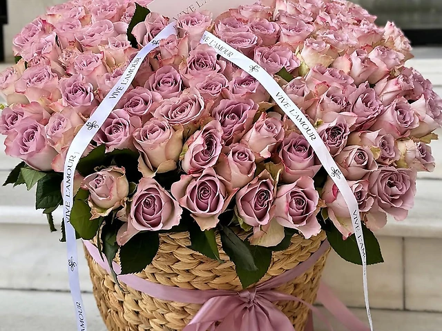101 лавандова троянда в корзині