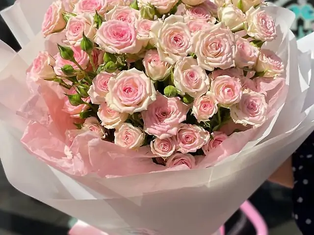 Букет з ніжної кущової троянди