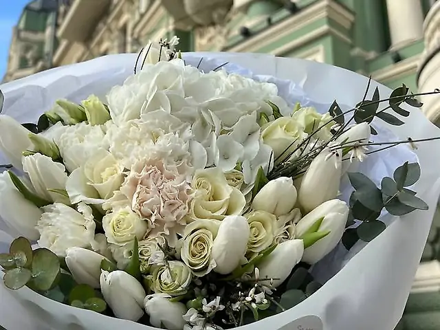 Білий мікс з тюльпанами