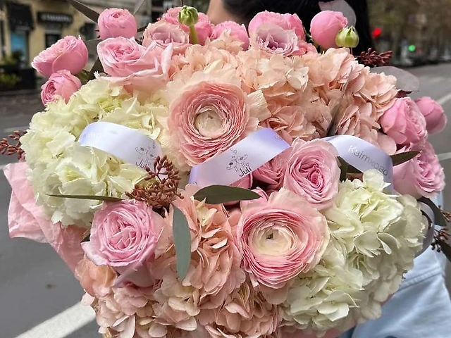 Ніжна композиція з ранункулюсами