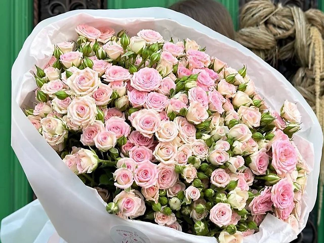 Розкішний букет кущової троянди