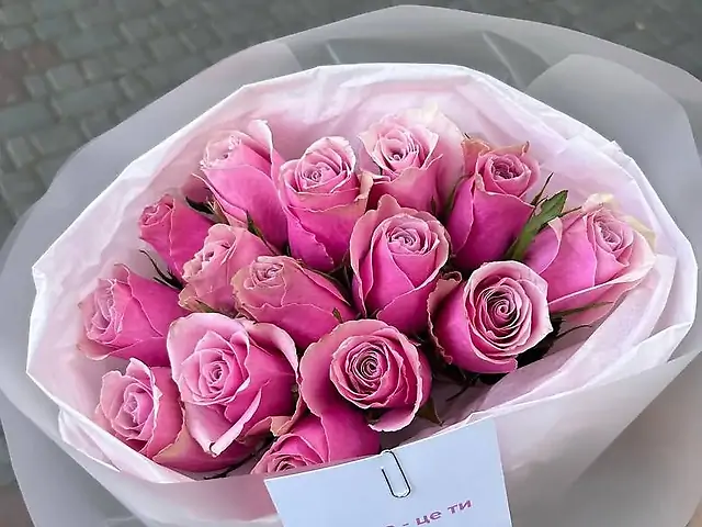 15 рожевих троянд