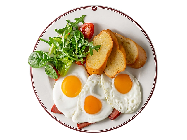 Яєшня-оката зі смаженою лікарською ковбасою