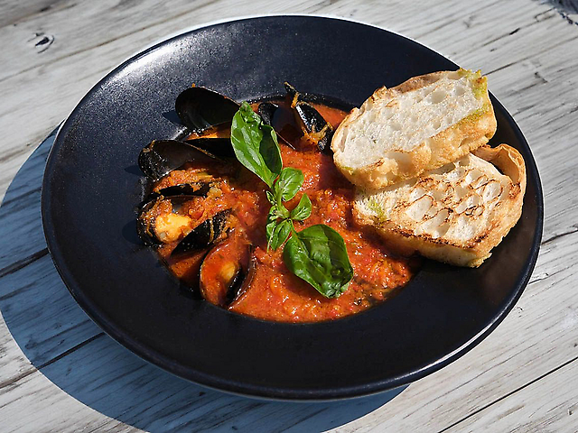 Томатный суп с мидиями