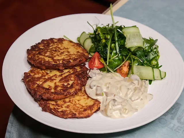 Картофельные оладушки в сливочным соусом и шампиньонами