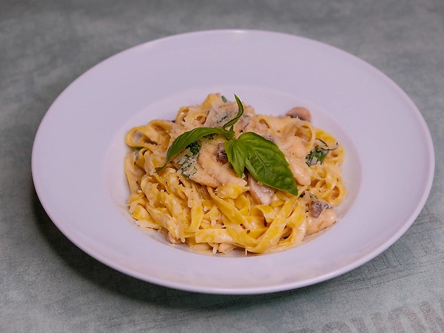 Домашняя лапша в сливочном соусе