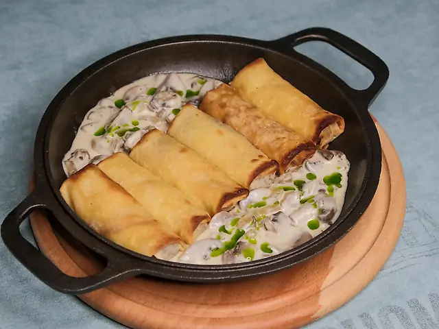 Блинчики с мясом в сливочном соусе с шампиньонами