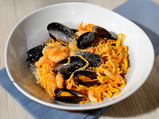 Домашняя лапша с морепродуктами