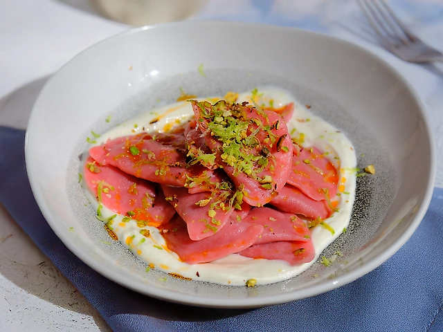 Вареники с клубникой и ванильным лабне