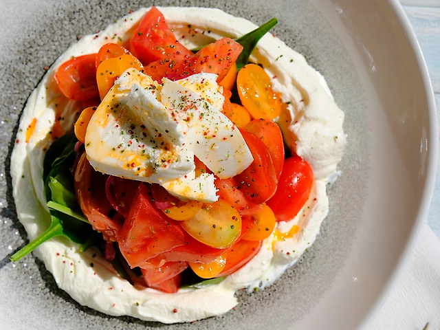 Томаты с овечьей брынзой