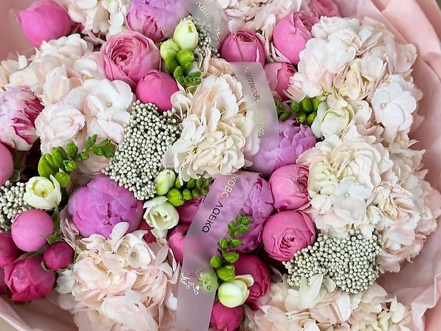 Розкішний мікс з піоновидною трояндою