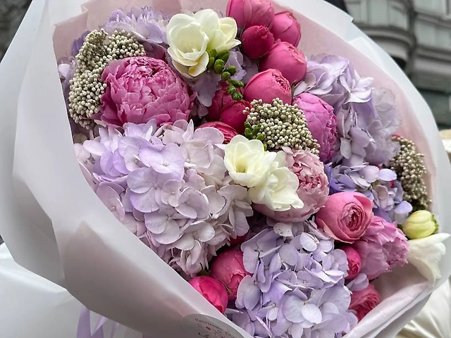 Яскравий мікс з гортензіями