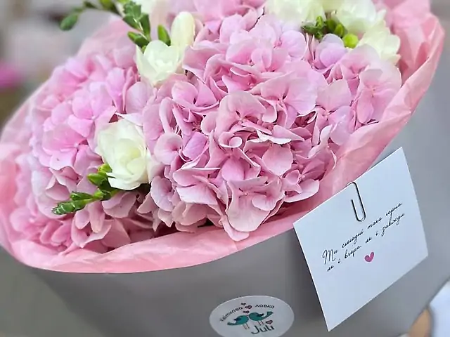 Рожева гортензія з ароматною фрезією