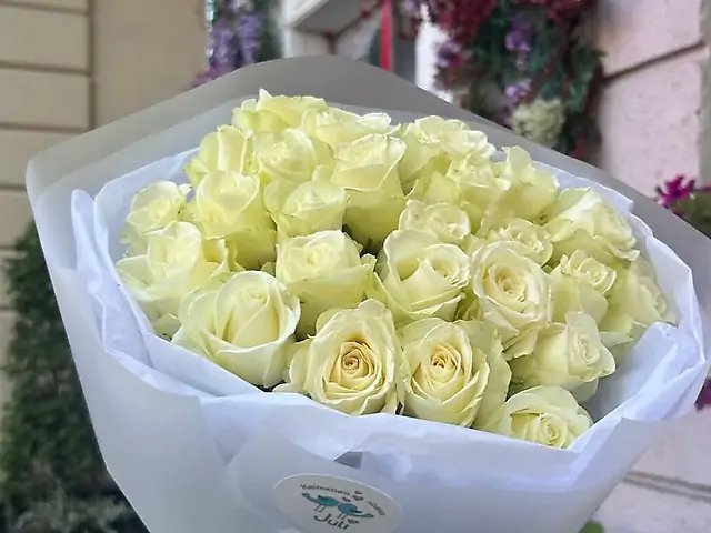 25 білих троянд